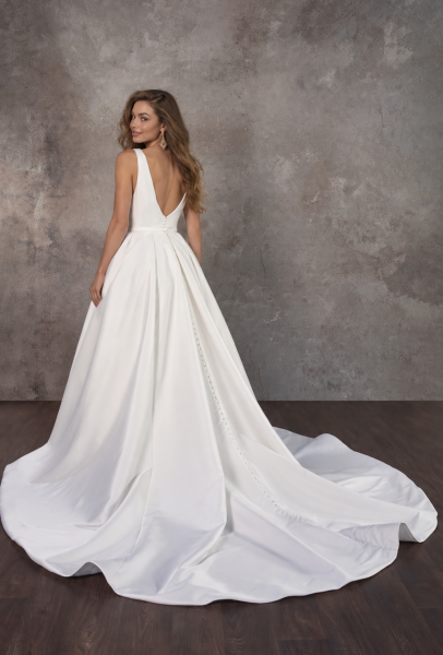 Elegantes Satinbrautkleid in A-Linie mit V-Ausschnitt und Taschen